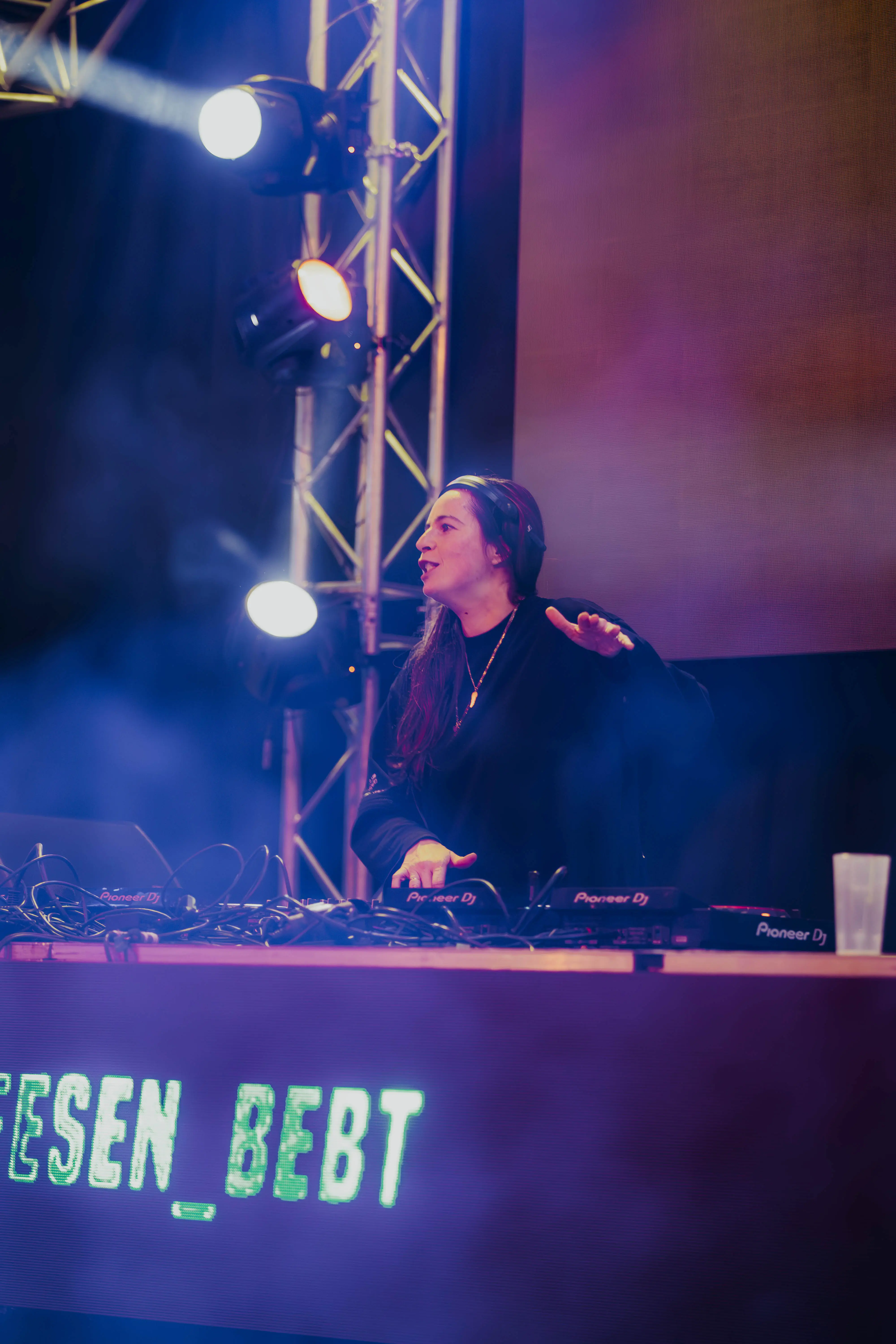 Beesen Bebt 2025 – Tanzende Menge bei Nacht